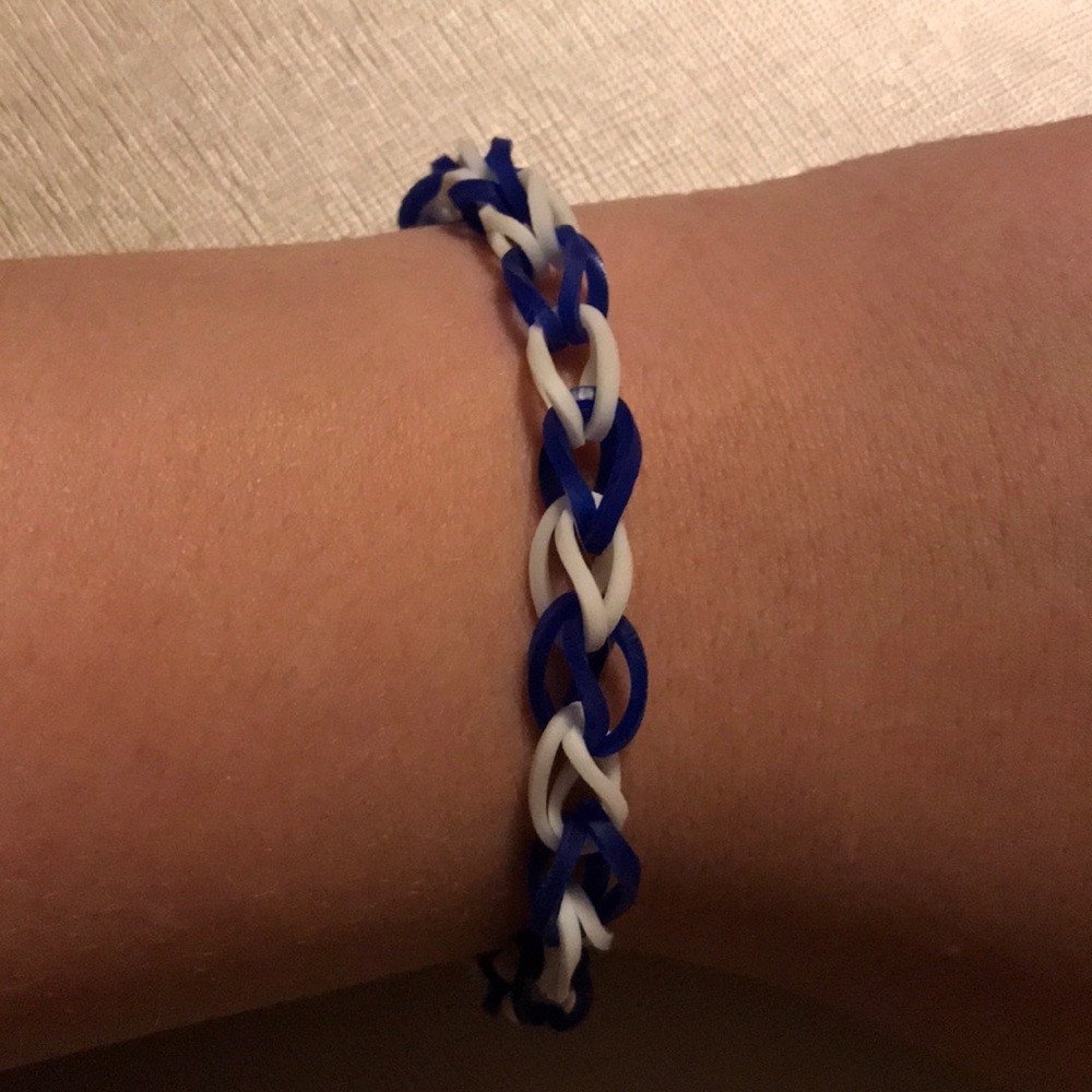 Singleband darkblue and white rainbowloom bracelet